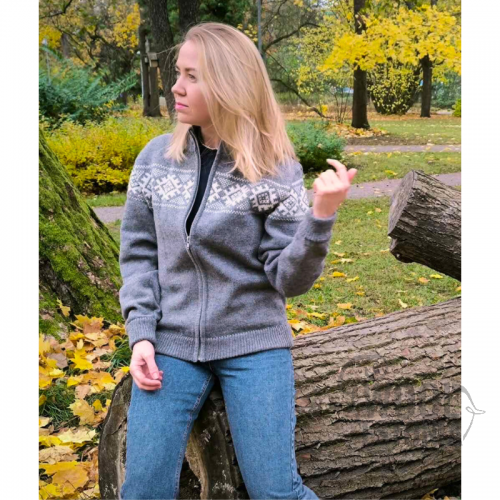 Woman's merinowool sweater with a half-zip