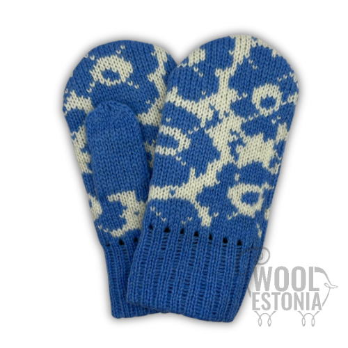 Mittens with a deer