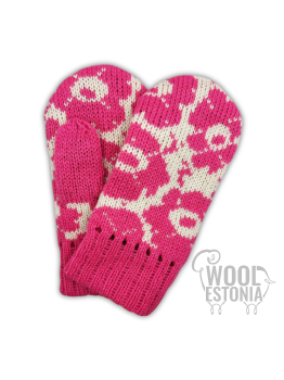 Mittens with a deer