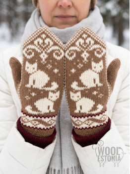 Mittens with a deer
